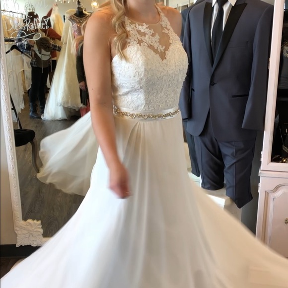 Dresses & Skirts - Size 6 Never been worn wedding dress